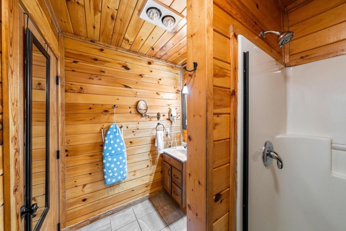 Cabin 5 Studio Cabin With Hot Tub, Water View And Fire Pit Βίλα Sevierville Εξωτερικό φωτογραφία