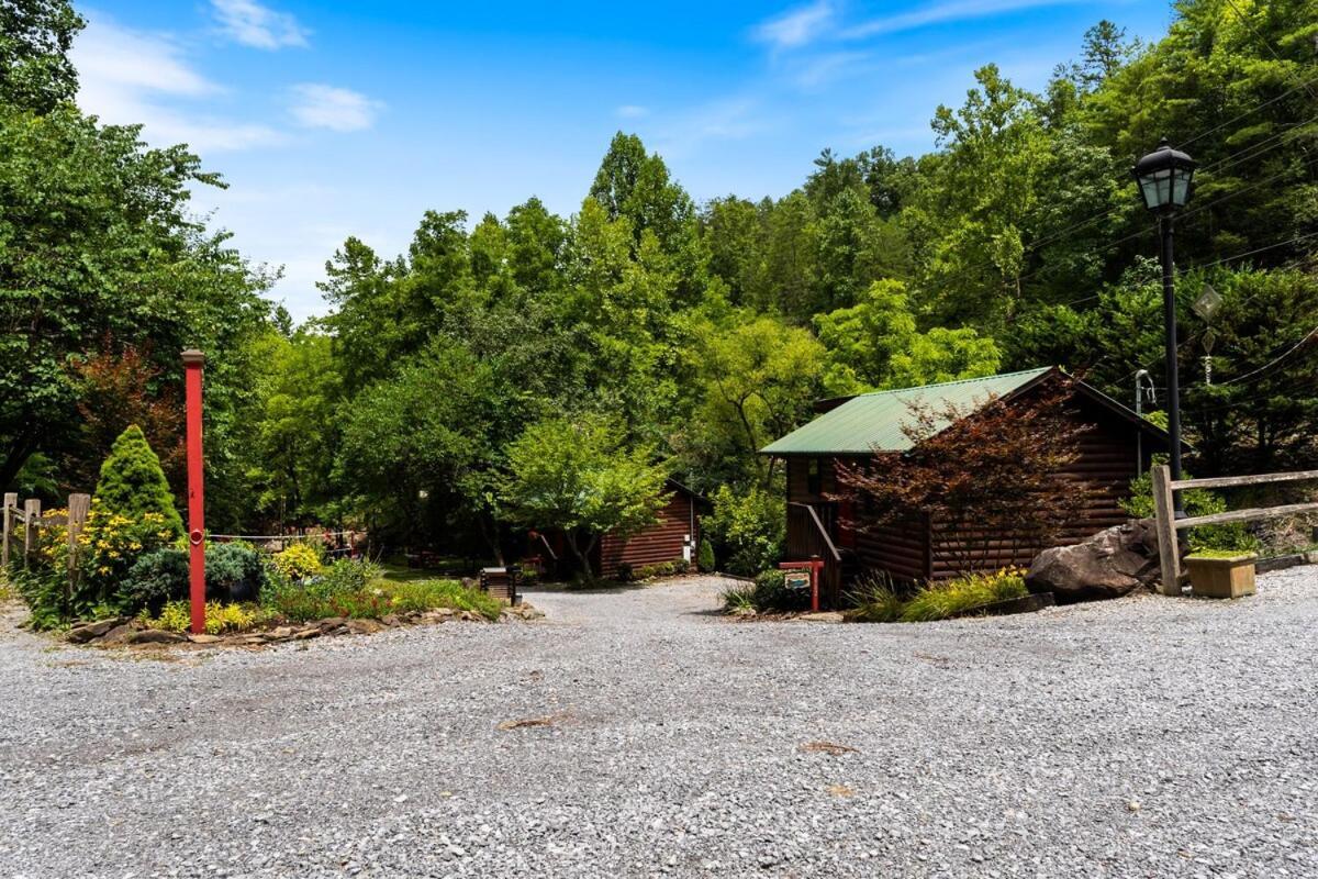 Cabin 5 Studio Cabin With Hot Tub, Water View And Fire Pit Βίλα Sevierville Εξωτερικό φωτογραφία